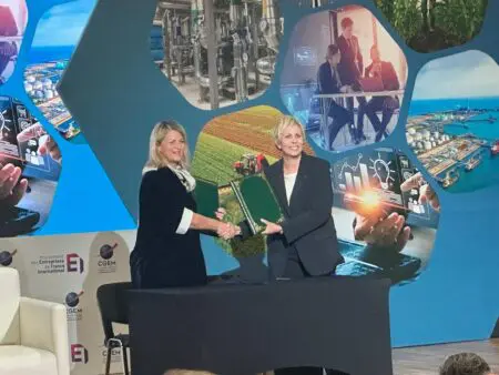 Par cet accord, l’AMMC et l’AMF s’engagent à renforcer la connaissance et la compréhension mutuelles de leur cadre réglementaire, échanger de bonnes pratiques et travailler de concert à la protection des investisseurs et à l'intégrité de leurs marchés. En outre, l’accord témoigne de la volonté des deux autorités de soutenir et développer toute action de nature à contribuer au développement de leurs marchés respectifs. «Cet accord qui vient consolider des relations étroites, établies depuis longtemps entre nos deux autorités, témoigne de la profondeur de la coopération entre nos deux pays» a déclaré Mme Nezha Hayat, présidente de l’AMMC.