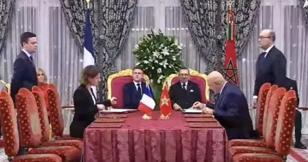 Plusieurs accords ont été signés dès lundi soir en présence du Président français et du Roi du Maroc Mohammed VI. D'autres le sont ce mardi 29 octobre. Ils concernent le secteur ferroviaire, les énergies renouvelables dont le Maroc entend devenir un champion, la transition énergétique ou encore la coopération en matière de connectivité énergétique. Il est notamment prévu que le groupe français Egis participe à la réalisation du deuxième tronçon de la ligne de train à grande vitesse Tanger-Marrakech. Alstom va aussi y prendre part en négociant la fourniture de 12 à 18 rames de trains à grande vitesse, selon des sources concordantes. Le premier tronçon avait été inauguré par le roi et le président français en 2018.