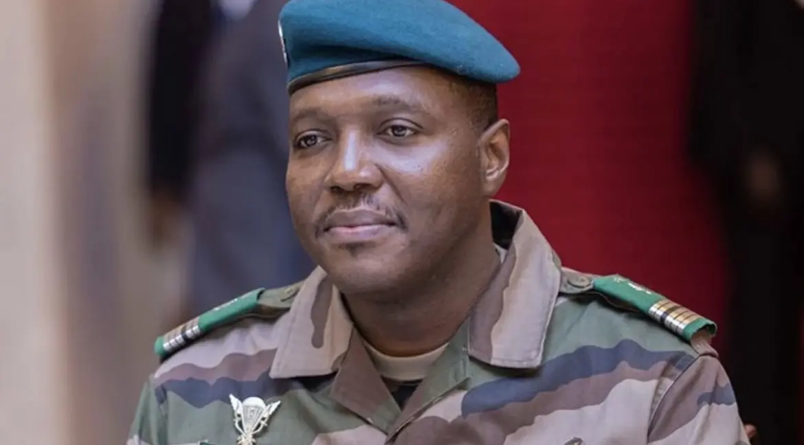 Mali | Le général de division Abdoulaye Maïga nommé Premier ministre Au Mali, le général de division Abdoulaye Maïga a été nommé Premier ministre ce 21 novembre 2024, a annoncé le ministre Secrétaire général de la présidence, Alfousseyni Diawara, via un communiqué lu sur la radiotélévision du pays (ORTM). Un autre décret présidentiel lu la veille avait mis un terme aux fonctions de Choguel Maïga et à celles de tous les membres du gouvernement.
