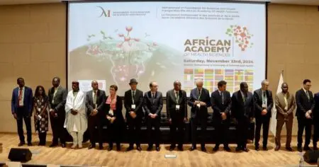 La cérémonie de lancement de cette institution dédiée à la promotion de la recherche et du développement dans le domaine des sciences de la santé en Afrique, s’est déroulée en présence du ministre de la Santé et de la Protection sociale, Amine Tahraoui, du Secrétaire général du ministère de l’Enseignement supérieur, de la Recherche scientifique et de l’Innovation, Mohamed Khalfaoui, de l’Ambassadeur-Directeur Général de l’Agence marocaine de coopération internationale, Mohamed Methqal et d’autres personnalités marocaines et africaines. Situé dans le Complexe hospitalo-universitaire international Mohammed VI de Dakhla, le site du siège de l’Académie africaine des sciences de la santé comprend, entre autres, un quartier universitaire, un quartier résidentiel et un centre des congrès.