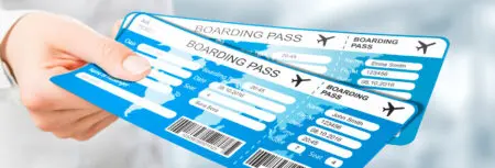 Or, les low costs avaient dès le début intégré le fait que le seul prix du billet d’avion, proposé à des niveaux incroyablement bas, ne suffirait pas à équilibrer leurs comptes. Il fallait dès lors réduire la prestation à un niveau tel que les clients soient amenés à acheter un service supplémentaire pour bénéficier d’un minimum de confort.