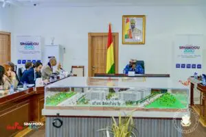 Le programme Simandou repose sur cinq piliers stratégiques : l’agriculture, l’industrie alimentaire et le commerce ; l’éducation et la culture ; les infrastructures, les transports et les technologies ; l’économie, les finances et l’assurance ; ainsi que la santé et le bien-être. Ces secteurs sont considérés comme clés pour renforcer les capacités locales, créer des emplois décents, et favoriser le transfert de technologies et de compétences. Selon M. Diakité, ce programme représente un pont vers la prospérité pour tous les citoyens guinéens, avec un objectif de développement à court, moyen et long terme, en particulier en tirant parti des ressources minières, comme le minerai de fer de Simandou.