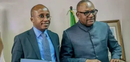 Cet accord vise à «établir un cadre de consultation, de collaboration, et d'échanges d'informations et de données entre les deux parties», souligne la Douane camerounaise dans un communiqué. Il vise spécifiquement à accompagner les chargeurs dans les procédures et d’opérations de transit douanier sur le territoire camerounais, à contribuer à la réduction des coûts et des délais de passage des marchandises.