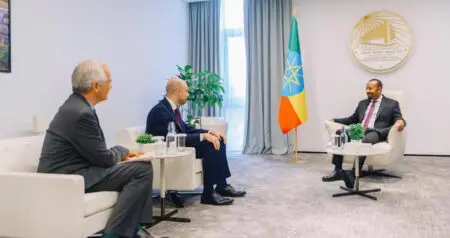 La déclaration a été faite par le ministre des Affaires étrangères tchadien Abderaman Koulamallah dans un communiqué publié sur la page Facebook du ministère, quelques heures après le départ de son homologue français jeudi soir. Jean-Noël Barrot, qui était au Tchad pour visiter les camps de réfugiés soudanais et prendre la mesure de la crise humanitaire provoquée par la guerre au Soudan, n'avait toujours pas réagi à cette annonce vendredi, pas plus que le ministère des Armées également sollicité par l'AFP.