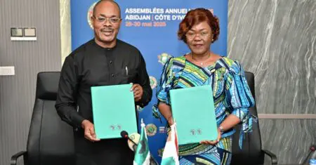 Paraphé par Mme Nialé Kaba, ministre ivoirienne de l’Economie, du Plan et du Développement, et la gouverneure de la BAD pour la Côte d’Ivoire, et par le Secrétaire général du Groupe de la BAD, Vincent O. Nmehielle, ce protocole d’accord définit le cadre juridique et organisationnel des prochaines Assemblées annuelles et marque une étape importante dans ses préparatifs, précise-t-on de même source.