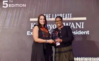 La promotion de l’égalité femmes-hommes dans les instances de décision est un enjeu stratégique pour le développement des économies africaines. Ce prix valorise l’excellence en matière de leadership féminin, en récompensant une dirigeante ayant marqué son secteur par un impact significatif. 