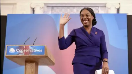 Kemi Badenoch, 44 ans, a été désignée samedi 2 novembre nouvelle cheffe du parti conservateur britannique, désormais dans l’opposition, pour succéder à l’ancien premier ministre Rishi Sunak à l’issue d’une campagne dominée par le sujet de l’immigration.
