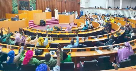 Les 7,3 millions d'inscrits peuvent confirmer leur choix de mars en donnant une majorité parlementaire au Président Bassirou Diomaye Faye et à son Premier ministre Ousmane Sonko.