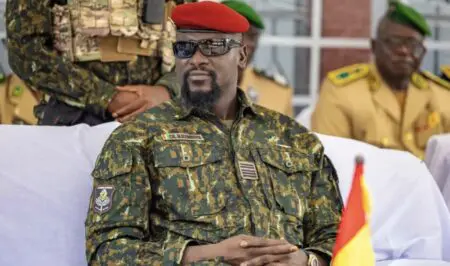 Si ce chronogramme révélé par le groupe chinois est tenu, il aura donc fallu moins de cinq ans au Président Mamadi Doumbouya, pour obtenir gain de cause dans ce dossier. Arrivé à la tête de la Guinée en septembre 2021, à la faveur d’un putsch, le Général a fait de Simandou la priorité des priorités en matière économique. Quelques mois après son arrivée au pouvoir, le chef de l’Etat guinéen a d’abord ordonné la suspension de toutes les activités liées au développement de Simandou, afin d’aboutir ensuite à un accord-cadre historique pour le projet fin mars 2022.