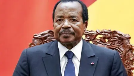 Pour justifier sa réserve, l'agence indique que le Cameroun pourrait ne pas obtenir les 200 millions de dollars attendus de la Banque mondiale à cause de retards dans la mise en œuvre des réformes structurelles. Pourtant, cet argent est bien inscrit dans l’exercice budgétaire en cours. Le non-décaissement de ce crédit par la Banque mondiale pourrait amener le gouvernement camerounais à puiser dans d'autres gisements de recettes, quitte à exacerber les tensions de trésorerie.