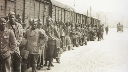 Parmi les signataires, on compte quelques représentants de la majorité présidentielle, bien que la proposition soit principalement soutenue par les formations de gauche, selon RFI. Le texte doit maintenant être validé par la commission compétente. Si cela se concrétise, les travaux débuteront au plus tard en mars 2025, et les 30 membres de la commission pourront convoquer des témoins sous serment, tels que des historiens, des descendants des victimes du massacre, ou encore des membres du service historique de la Défense française.