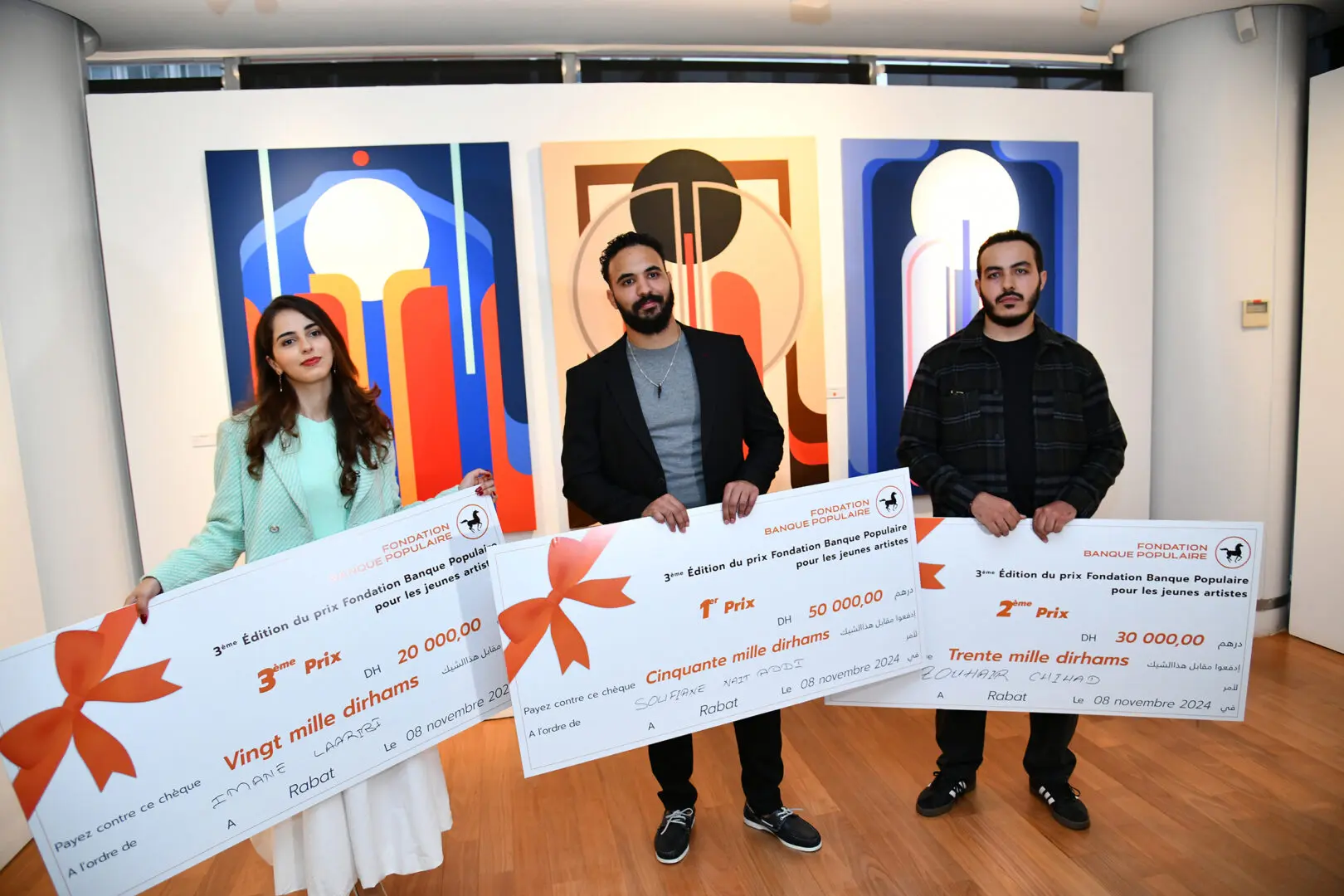 Le vernissage qui a eu lieu le 8 novembre, a été l’occasion de récompenser les trois meilleures toiles exposées parmi celles des huit jeunes talents ayant participé à la résidence. Cet événement a connu la présence de Mme Naziha Belkeziz, Président- Directeur Général du groupe BCP, M. Jalil Sebti, Directeur Général de la Banque Commerciale, M. Kamal Mokdad, Directeur Général de la BCP et de l’International, M. Adil Rzal, Président du directoire de la Banque Populaire de Rabat-Kénitra, Mme Houda Laaraj, Secrétaire Générale de le Fondation Banque Populaire, ainsi que de plusieurs personnalités du monde de l’art, de l’économie et de la politique.