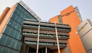 Depuis 22 ans, la Rawbank soutient le développement de l'économie congolaise. Elle offre les produits et services les plus modernes à ses plus de 500 000 clients Entreprises, PME et Particuliers à travers un réseau de 100 points de vente dans 19 provinces du pays, dont le Grand Katanga, le Grand Kasaï, les deux Kivus, l'Equateur et le Kongo Central. A ce vaste réseau d'agences s'ajoutent un bureau de représentation à Bruxelles et 300 guichets automatiques. Avec plus de 1 800 employés, la Rawbank détient plus de 30 % des parts de marché. Solidité, rentabilité et durabilité sont les priorités de la Rawbank pour consolider sa stratégie de croissance.