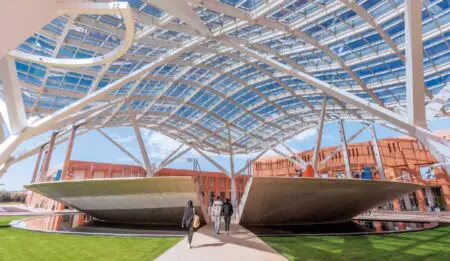 Ce nouveau cursus vient compléter l’offre existante en intelligence artificielle et le machine learning, et sera ouvert sous concours d’entrée en juin 2025. "UM6P College of Computing" a pour mission de former la nouvelle génération de leaders en sciences du numérique. Avec une communauté de 32 professeurs, 91 doctorants et 239 étudiants, l'établissement propose des diplômes d'ingénieur et de docteur en informatique, à travers des programmes d'études alliant fondamentaux théoriques et innovations technologiques, en adéquation avec les besoins de l'industrie.