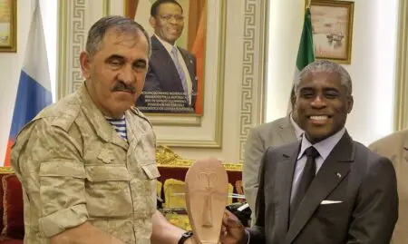 Guinée équatoriale | Le régime se met sous la protection de l’ex-Wagner Selon l’agence, trois sources diplomatiques, une autre source de l'opposition, une de la société civile, et deux «proches du gouvernement» ont confirmé que 100 à 200 instructeurs russes sont discrètement arrivés à Malabo ces deux derniers mois. Ces soldats qui font probablement partie d’Africa Corps, la structure militaire qui a repris les opérations africaines de Wagner, forment des gardes d'élite équato-guinéens. L'un des principaux objectifs des Russes est de protéger le Vice-président Teodoro Nguema Obiang Mangue, fils de l’actuel Président Teodoro Obiang Nguema Mbasogo et pressenti pour lui succéder.