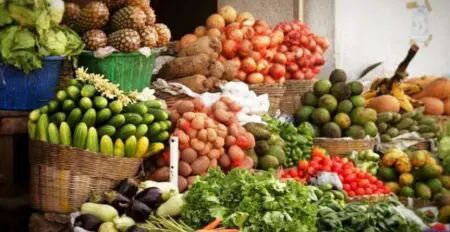 L'analyse des composantes de l'inflation révèle que cette décélération s'explique principalement par la baisse de rythme de la variation des prix à la consommation des produits alimentaires. Ces derniers ont vu leurs prix augmenter de manière modeste à l'inflation, avec une part respective de 0,3 point de base.
