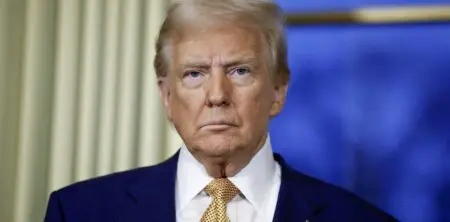 La justice de l'État de New York, qui a fait condamner cette année Donald Trump dans deux grosses affaires pénale et civile, s'est prononcée mardi 10 décembre contre des recours du futur président pour annuler ses deux procès historiques. Dans le cas de sa condamnation pénale au printemps dans le procès dit «Stormy Daniels», les procureurs new-yorkais pour la juridiction de Manhattan ont toutefois suggéré un gel de la procédure jusqu'à la fin du second mandat du bientôt 47e président des États-Unis, le 20 janvier 2029. 