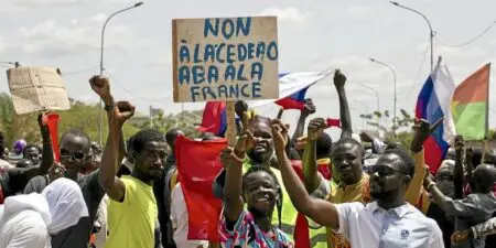 L'avenue Cedeao (la Communauté économique des Etats d'Afrique de l'Ouest), devient l'avenue de l'AES (Alliance des Etats du Sahel) du nom de la nouvelle alliance formée par le Mali, le Burkina Faso et le Niger, trois Etats gouvernés par des régimes militaires depuis des coups d'Etat successifs entre 2020 et 2023, qui ont tourné le dos à l'organisation régionale.