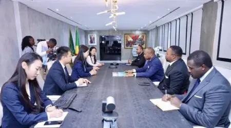 «Ce vendredi 10 janvier 2025, j’ai reçu une délégation de la société chinoise Qinghai, leader en production d’engrais chimiques en Chine et en Asie, avec une capacité annuelle de 5 millions de tonnes. Elle est venue me présenter son projet de construction d’une usine de production de fertilisants agricoles sur notre sol, a écrit sur son compte X Denis Christel Sassou Nguesso, ministre de la Coopération internationale et de la promotion du partenariat public-privé.