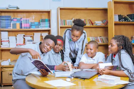 La croissance économique en Afrique subsaharienne fait preuve d’une certaine résilience malgré les incertitudes qui pèsent sur l’économie mondiale et des marges de manœuvre budgétaire restreintes. La croissance régionale devrait ressortir à 3,5 % en 2025, puis s’accélérer