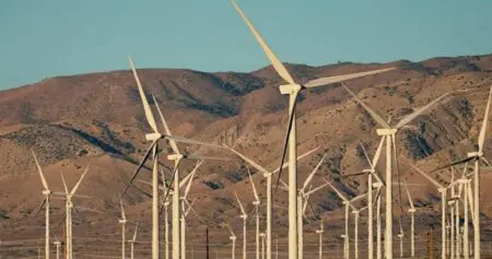 Une centrale répartie sur deux sites sera construite à partir de ce mois de janvier 2025 dans une zone désertique le long du Golfe de Suez, pour une capacité totale de 1.100 mégawatts, a indiqué Meridiam. Elle s'inscrit dans la volonté de l'Egypte de porter à 42% la capacité de production d'électricité renouvelable dans son mix de production d'ici à 2030.