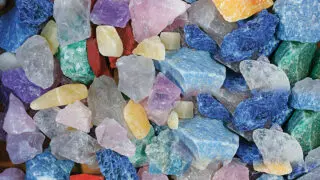 L'Afrique est riche en ressources naturelles, et plus spécifiquement en minéraux critiques. Des pays comme la République Démocratique du Congo, le Zimbabwe et le Mali sont parmi les plus grands producteurs mondiaux de cobalt, de lithium et d’autres minéraux clés. La RDC, par exemple, détient plus de 60% des réserves mondiales de cobalt, un élément clé pour les batteries de véhicules électriques. Selon le rapport, "l'Afrique détient environ 40% des réserves mondiales de cobalt et de lithium, ce qui en fait un acteur incontournable dans la chaîne d’approvisionnement des minéraux critiques".