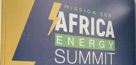 A Dar es Salaam, la Banque mondiale s'est engagée à mobiliser "30 à 40 milliards" de dollars, et la Banque africaine de développement a promis 18 milliards de dollars, pour accélérer l'accès à l'électricité sur le continent, où près de 600 millions d'habitants vivent dans l’obscurité. Les deux organisations estiment que dans leur "Mission 300", le solaire hors-réseau (ou off-grid), qui va de la simple lampe photovoltaïque jusqu'aux mini-réseaux capables d'alimenter une localité, indépendamment du système national, tiendra un rôle central.