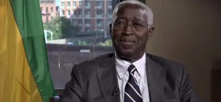 Pour motiver sa décision, Fitch Ratings estime que le Gabon est confronté à une fragilité persistante dans la gestion de ses finances publiques et de sa dette.  L’accumulation des arriérés envers ses créanciers érode la confiance des investisseurs et rétrécit l’accès à de nouveaux financements, notamment auprès des créanciers institutionnels.