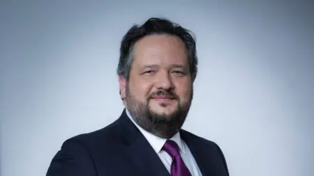 Le groupe bancaire français Société Générale, en quête d'une rentabilité, a fait le choix de se réorienter sur des marchés jugés plus porteurs, et donc offrant de meilleures conditions, en termes de taille et de conformité, pour y consacrer ses ressources. Si la banque a entamé sa sortie par la cession de filiales plus modestes, au Congo et au Tchad notamment, la vente récente de son navire-amiral sur le continent, Société Générale Maroc, sa filiale la plus importante et la plus rentable au groupe, ne laisse plus aucun doute sur la manœuvre stratégique. Le sort des filiales en Côte d'Ivoire et au Sénégal, les deux plus importantes en Afrique subsaharienne (hormis le Cameroun) semble scellé, bien au-delà du doute raisonnable.