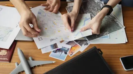 les compagnies aériennes n’ont eu comme seul argument commercial que la baisse continue des tarifs, sous la pression d’une concurrence féroce et l’arrivée du modèle «low cost.» Ainsi la seule recette liée à la vente des billets d’avion ne suffit plus à équilibrer les comptes. Il a fallu développer des produits annexes les (Ancilliary products) pour compléter le chiffre d’affaires. Ceux-ci atteignent près de 15% de la recette, sans que des coûts spécifiques leur soient attachés, à part des développements informatiques. C’est ainsi que le produit aérien a été dépouillé afin d’obliger les clients à acheter ces fameux produits dérivés : enregistrements des bagages, accès wifi à bord, priorités d’embarquement, assurances, que sais-je ? Finalement ces nouvelles recettes deviennent un élément incontournable à l’équilibre du transport aérien