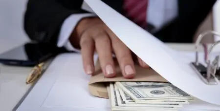 L’Afrique subsaharienne a de nouveau enregistré le score moyen le plus bas de l’Indice de perception de la corruption (IPC), à seulement 33 sur 100, avec 90 % des pays obtenant un score inférieur à 50. Pourtant, malgré cette très faible performance annuelle, certains pays africains ont investi dans la lutte contre la corruption et ont réalisé des progrès remarquables. Les pays de la région qui ont obtenu les meilleurs résultats sont les Seychelles (indice CPI : 72), le Cap-Vert (62), le Botswana (57) et le Rwanda (57). Les pays qui ont obtenu les résultats les plus faibles ont encore baissé dans l'indice CPI de cette année : la Guinée équatoriale (13), l'Erythrée (13), la Somalie (9) et le Soudan du Sud (8).