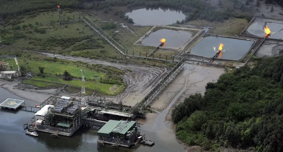 Nigeria | Shell traduit en justice pour dégâts à l’environnement Dans cette affaire qui dure depuis près d’une décennie, la justice britannique veut déterminer si Shell et sa filiale nigériane (SPDC) peuvent être tenues pour responsables de ces déversements de pétrole. Des incidents qui, selon les populations locales, ont détruit leurs fermes, contaminé l’eau et ruiné leur mode de vie.