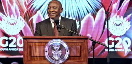 G20 | A l’ère Trump, Ramaphosa plaide pour le «Multilatéralisme» Les "tensions géopolitiques", le "changement climatique" et les "pandémies" aussi "menacent une coexistence mondiale déjà fragile", a-t-il averti, face à une assistance "manquant de consensus." Parmi celle-ci, les ministres des Affaires étrangères des pays des Brics, proches de Pretoria, à commencer par le Russe Sergueï Lavrov, ainsi que ses homologues chinois et indien. Mais aussi le Français Jean-Noël Barrot, le Britannique David Lammy ou la diplomate en chef de l'UE Kaja Kallas.