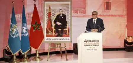Le chef du gouvernement du Maroc, Aziz Akhannouch, a inauguré la conférence en mettant en avant le rôle central du Maroc dans la lutte contre les accidents de la route et son ambition de partager les bonnes pratiques adoptées au niveau national. Il a souligné l’importance de cet événement pour renforcer la coopération internationale et mobiliser des efforts communs afin de sauver des vies.