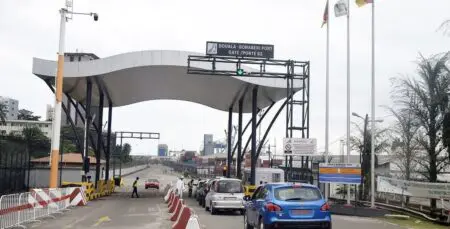 Parmi les réalisations notables figurent la mise en place d’un centre ultra-moderne d’archives, combinant des bibliothèques physiques et numériques, ainsi qu’un système avancé de classification documentaire, optimisant ainsi la gestion et la préservation des données portuaires. Par ailleurs, l’extension du réseau de vidéosurveillance (CCTV) permet désormais une couverture étendue vers de nouvelles zones d’activités du domaine portuaire en plein essor, tandis que la modernisation de la tour de contrôle du Port renforce les capacités en matière de gestion du trafic