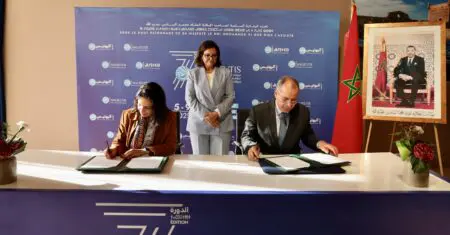 La représentante des Nations Unies pour l’égalité des sexes et l’autonomisation des femmes au Maroc (ONU Femmes), Myriem Ouchen Noussairi, et Mohammed Fikrat, Président du Directoire du Crédit Agricole du Maroc, ont signé le février au Salon HALIEUTIS un protocole d’accord visant à renforcer l’éducation financière et l’inclusion économique des femmes travaillant dans le secteur de la pêche maritime et ce en présence de Zakia Driouch, Secrétaire d’Etat Chargée de la Pêche maritime.