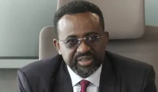 Le projet de loi modifiant la loi sur la Banque du Ghana interdit à la banque centrale d'acheter des obligations d'Etat sur le marché primaire et redéfinit les dispositions d'urgence qui permettaient auparavant aux responsables de contourner un plafond de prêt de 5 % lié aux recettes de l'année précédente. Les situations d'urgence sont désormais limitées aux cas de force majeure tels que les catastrophes naturelles, les crises déclarées par le président ou les urgences de santé publique.