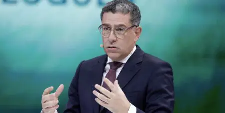 "L’océan Atlantique peut servir de base pour des partenariats tournés vers l’intégration à travers l’investissement et les échanges commerciaux entre les pays riverains, atténuant et inversant ainsi partiellement la fragmentation observée à l’échelle mondiale", explique M. El Aynaoui dans une analyse publiée par la Brookings Institution, un think-tank américain basé à Washington spécialisé dans la recherche dans les domaines politique, économique et d’affaires étrangères.