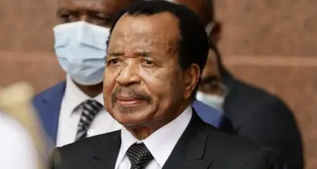 "Le Président a déjà dit qu'en temps opportun il fera savoir s'il se porte ou non candidat", écrivait en janvier le ministre de la Communication et Porte-parole du gouvernement, René Emmanuel Sadi. Mais pour beaucoup, y compris dans l'opposition, il n'y a aucun doute : il va se représenter et il va rempiler. "Dans le contexte actuel, même s'il était étendu sur une civière, le candidat Biya sera réélu", affirmait l'ancien ministre, Garga Haman Adji au quotidien "Mutations" en juillet dernier, alors que le chef de l'Etat venait de faire voter une loi prorogeant le mandat des députés, suivie par la prolongation des conseillers municipaux. L'élection présidentielle sera donc le seul scrutin universel en 2025.