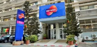 Ce contrat a été formalisé par le ministre congolais de l’Énergie et de l’Hydraulique, Emile Ouosso, et Pape Mamadou Diop, directeur général d’une filiale de la Senelec, en présence du Premier ministre Anatole Collinet Makosso. En vertu de cet accord, l’État congolais perd le monopole de la distribution et de la vente de l’électricité, tout en conservant le contrôle de la tarification conformément aux 75 articles de la convention.