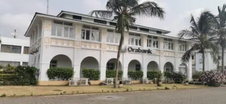 L’agence de notation financière Fitch Ratings vient de relever la note de défaut d’émetteur à long terme de la holding bancaire, la faisant passer de «C» à «CC.»Un ajustement qui, s’il ne signe pas encore la sortie de crise, traduit néanmoins une amélioration de la situation financière du groupe. Pour les analystes de Fitch Ratings, l’obtention fin d’année 2024 de prêts-relais auprès de plusieurs banques régionales qui a renforcé sa trésorerie et éloigné, du moins temporairement, le spectre d’un défaut imminent.