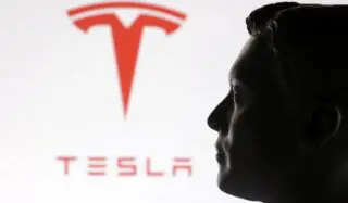 Des manifestations hostiles à Elon Musk ont bel et bien été observées aux Pays-Bas, en Allemagne et même aux États-Unis, où certains propriétaires ne cachent plus leur embarras. Pour preuve, des autocollants “justificatifs” récoltent un franc succès (“Je l’ai achetée avant qu’Elon ne devienne fou”). Toutefois, les ventes de Tesla en Allemagne reculaient déjà depuis plus d’un an et reflétaient également les difficultés de l’électrique, secteur confronté à l’arrêt des bonus à l’achat et à l’inflation. On observe néanmoins en ce début d’année un rebond du marché en Allemagne... conjugué à une baisse des ventes Tesla.