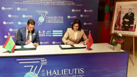 La tenue de cette 2e session de la Commission mixte sectorielle à Agadir s’inscrit dans le cadre de l’accord de coopération, qui lie les deux pays, dans le domaine de la pêche maritime et de l’aquaculture et la mise en œuvre effective des dispositions dudit accord signé à Rabat, le 11 mars 2022. Au terme de cette session, les deux ministres marocain et mauritanien ont procédé à la signature du procès-verbal de la 2e session de la Commission mixte, reflétant leur disposition à traduire ces liens politiques en résultats tangibles dans les domaines d’intérêt mutuel.