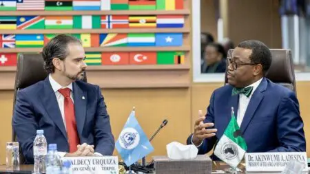 La lettre d’intention a été signée mercredi 20 février 2025 par le président du Groupe de la Banque africaine de développement, Akinwumi Adesina et le secrétaire général d’Interpol, Valdecy Urquiza, qui s’est rendu au siège de la Banque à Abidjan. Ce partenariat renforcera la collaboration entre le Bureau de l’intégrité et de la lutte contre la corruption de la Banque africaine de développement et le Centre de lutte contre la criminalité financière et la corruption d’Interpol.