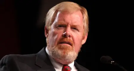 "Je suis heureux d'annoncer que Brent Bozell sera notre nouvel ambassadeur des Etats-Unis en Afrique du Sud", a écrit le président américain sur sa plateforme Truth Social, saluant la "ténacité sans faille" et "l'expérience extraordinaire" de l'intéressé. Fondateur du Media Research Center, un observatoire américain critique des médias, Brent Bozell est aussi un fervent soutien d'Israël, que l'Afrique du Sud accuse de commettre un génocide à Gaza.