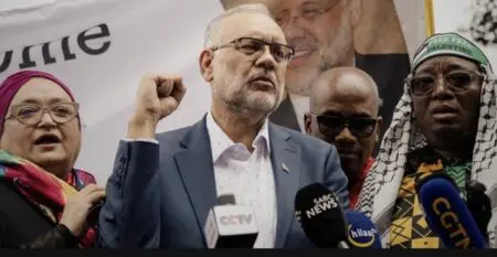 Les Etats-Unis avaient ordonné le 14 mars à Ebrahim Rasool de quitter leur territoire après avoir été déclaré "persona non grata" par le chef de la diplomatie américaine, Marco Rubio, qui l'a accusé d'être un "homme politique raciste qui déteste l'Amérique" et le président américain Donald Trump. L'ambassadeur sud-africain à Washington avait ce jour-là accusé Donald Trump de "mobiliser un suprémacisme contre le pouvoir en place."