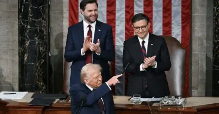 «Rien ne peut arrêter le rêve américain», s'est exclamé Donald Trump mardi 4 mars pour son premier grand discours face au Congrès américain, après avoir lancé, en quelques semaines, une charge sans précédent contre les institutions américaines et l'ordre mondial. Les États-Unis sont «sur le point de connaître un retour en force comme le monde n'en a jamais connu et n'en connaîtra peut-être jamais plus», a affirmé le président américain, se félicitant d'une «fierté» et d'une «confiance» retrouvée. «Nous avons accompli plus en 43 jours que la plupart des administrations en quatre ou huit ans, et nous ne faisons que commencer», a-t-il encore dit sous des applaudissements nourris.