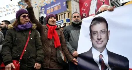 Turquie | Arrestation d’Imamoglu, maire d’Istanbul, la primaire de l’opposition turque mobilise au-delà du CHP "Nous avons tous voté, c'était comme une fête ! Les gens du CHP qui s'occupent des urnes disent qu'il y a un monde fou et surtout, beaucoup de gens d'autres partis", s'enthousiasme Sevil Dogrugüven, 51 ans, une employée du secteur privé à Edirne. "Dans la campagne de Thrace, les gens se sont déplacés jusqu'aux mairies" pour voter, affirme-t-elle à l'AFP. À Ankara, Nurcan Kabacioglu, une enseignante à la retraite de 57 an