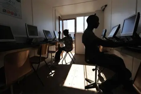 Menée entre novembre et février et nommée "Red Card" (Carton Rouge), elle a ciblé "les escroqueries aux services bancaires mobiles, aux investissements et aux applications de messageries", précise dans un communiqué l'organisation internationale de coopération policière, dont le siège est à Lyon. En quatre mois, les autorités du Bénin, Nigeria, Rwanda, Togo, de la Côte d'Ivoire, de l’Afrique du Sud et de la Zambie "ont arrêté 306 suspects et saisi 1.842 appareils" et découvert des escroqueries ayant fait plus de 5.000 victimes, selon Interpol.