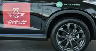 Dans un contexte de transition énergétique accélérée, Royal Air Maroc fait un pas significatif vers la réduction de son empreinte carbone en adoptant une flotte exclusivement électrique pour ses collaborateurs. Le Groupe Auto Hall, à travers sa filiale de la location longue durée, Leader Location, accompagne cette transition en mettant à disposition des véhicules de dernière génération, à la pointe de la technologie et conformes aux exigences environnementales actuelles.